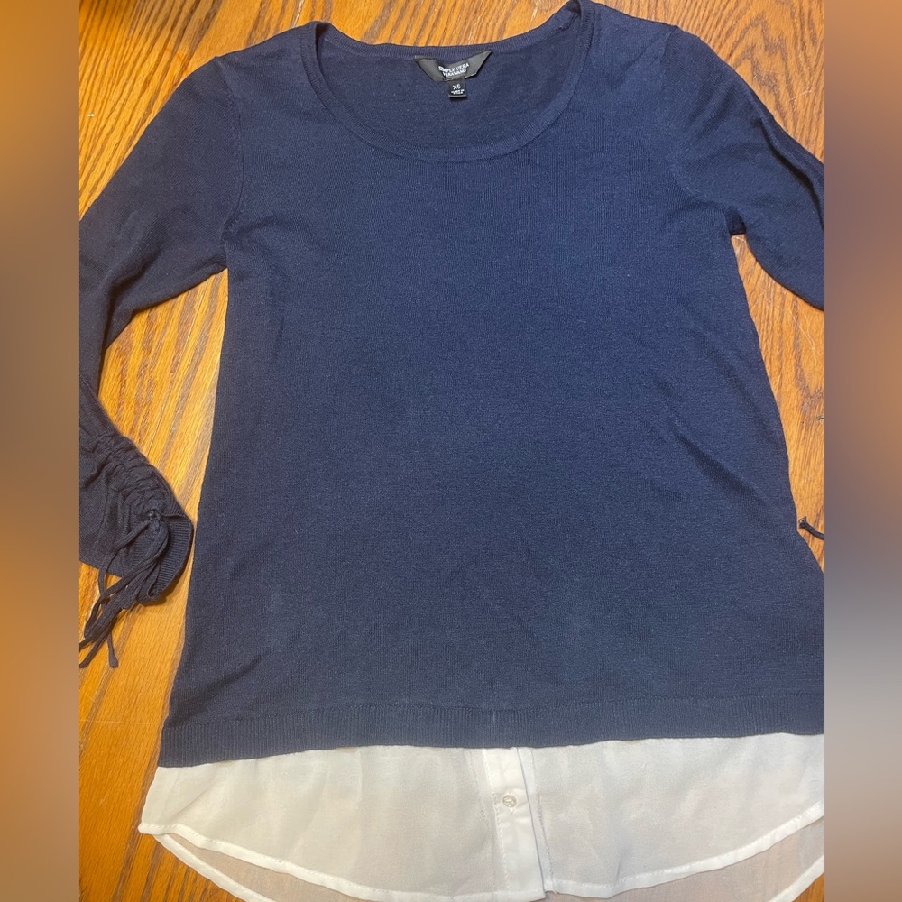 Simply Vera Wang Navy lightweight sweater with faux layering at the hem XS NWOT
